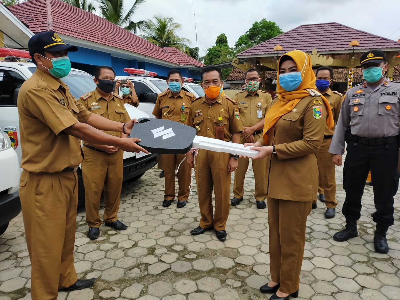 Bupati Serahkan 9 Unit Ambulans Pekon