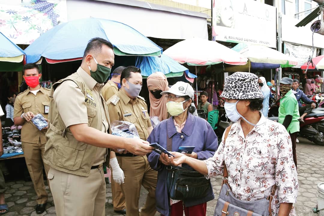 Fauzi Bagikan Masker di Pasar