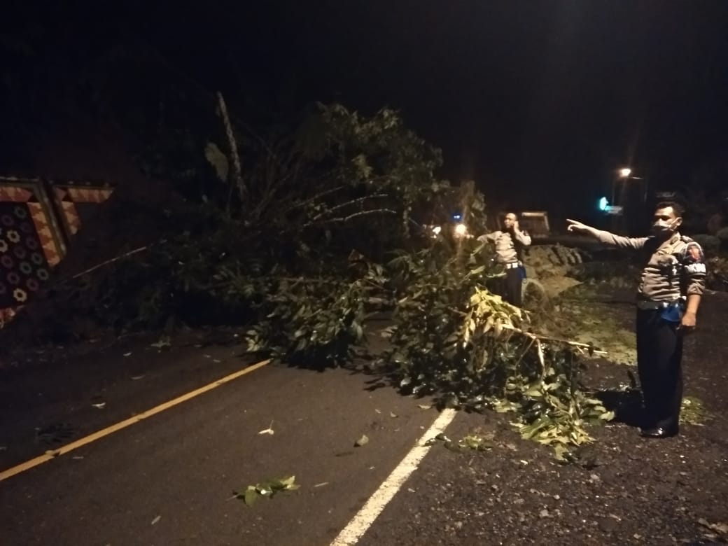 Tebing Batu Keramat Longsor, Pengendara Diminta Waspada