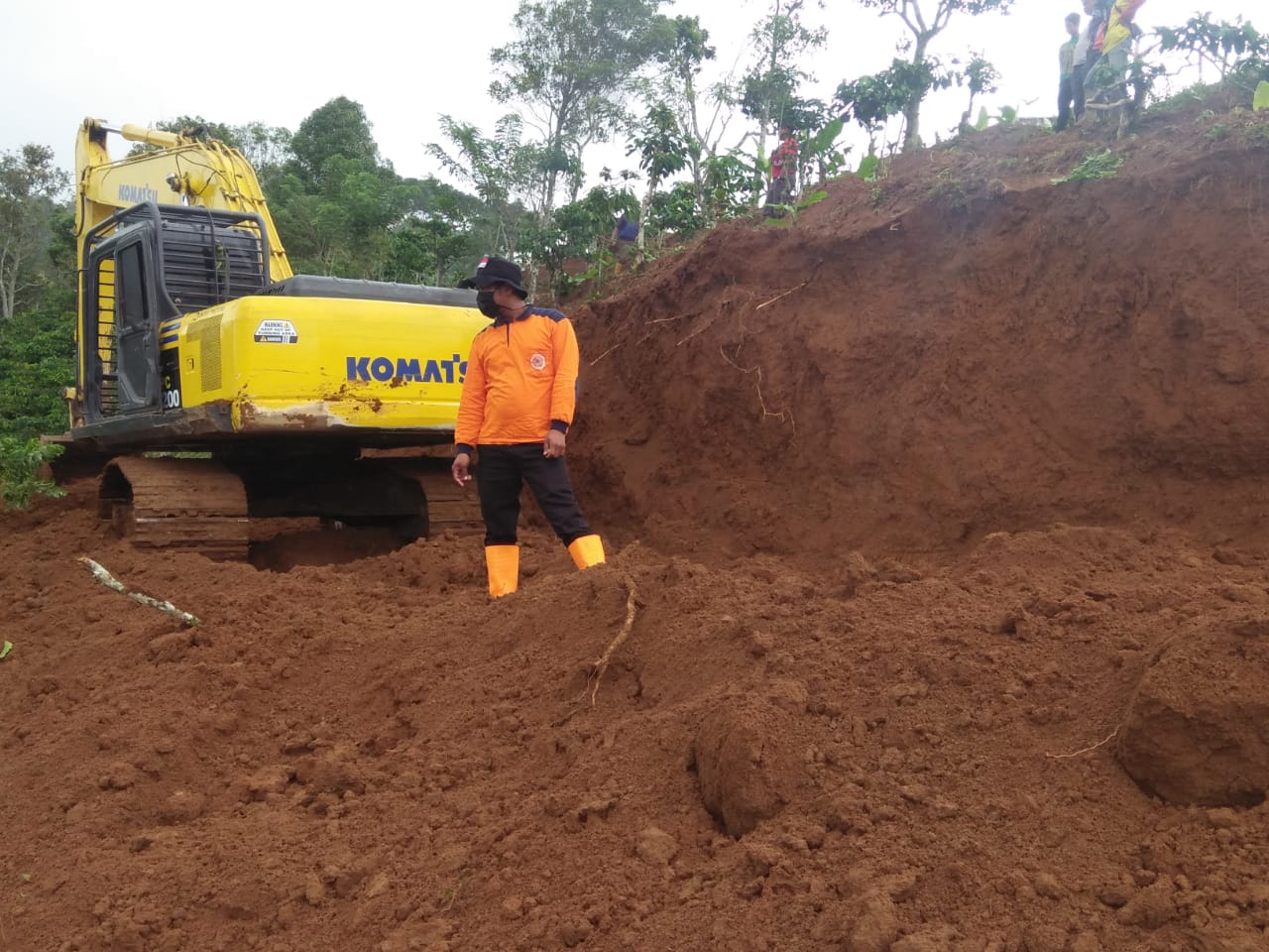 Material Longsor Masih Menutupi Jalan Sirnagalih