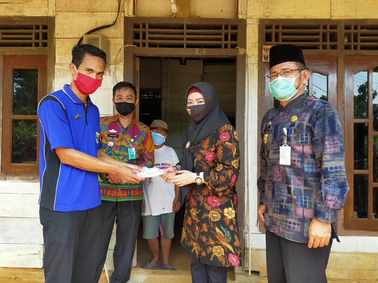 Blusukan Ke Pematangsawa, Bupati Berikan Bantuan Bagi Warga Tak Mampu