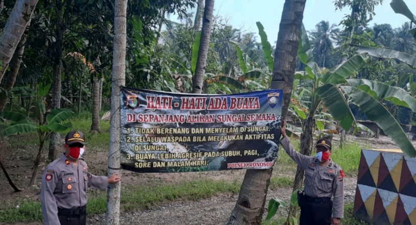 Polsek Wonosobo Pasang Banner Himbauan Waspada Buaya