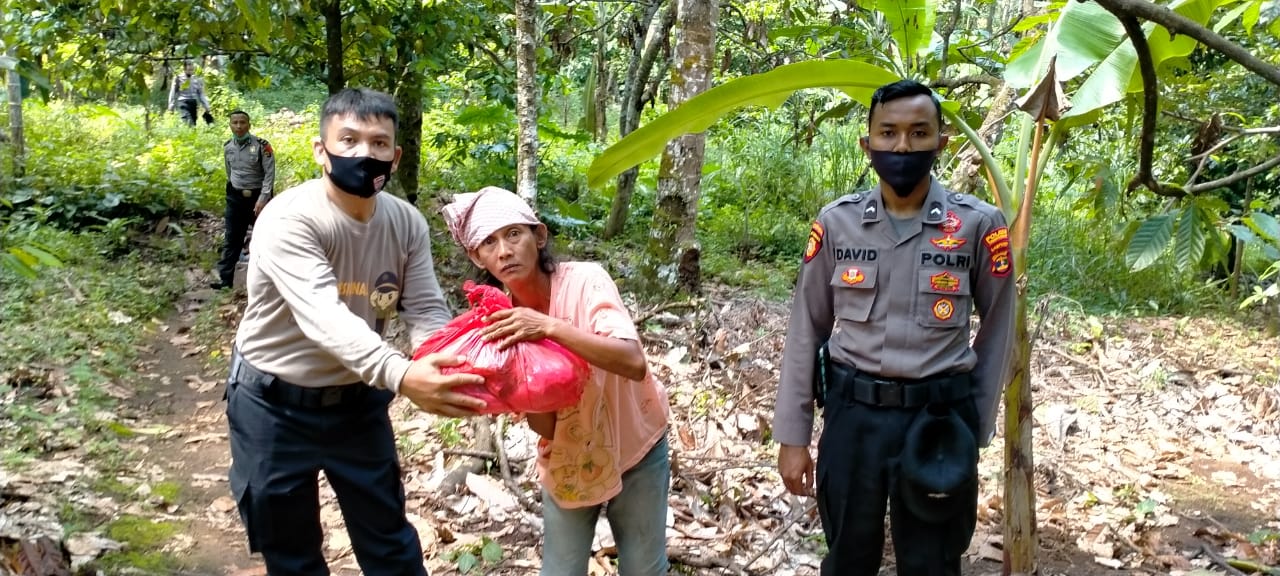 Ditengah Pandemi, Polres Tanggamus Bagikan 100 Paket Sembako