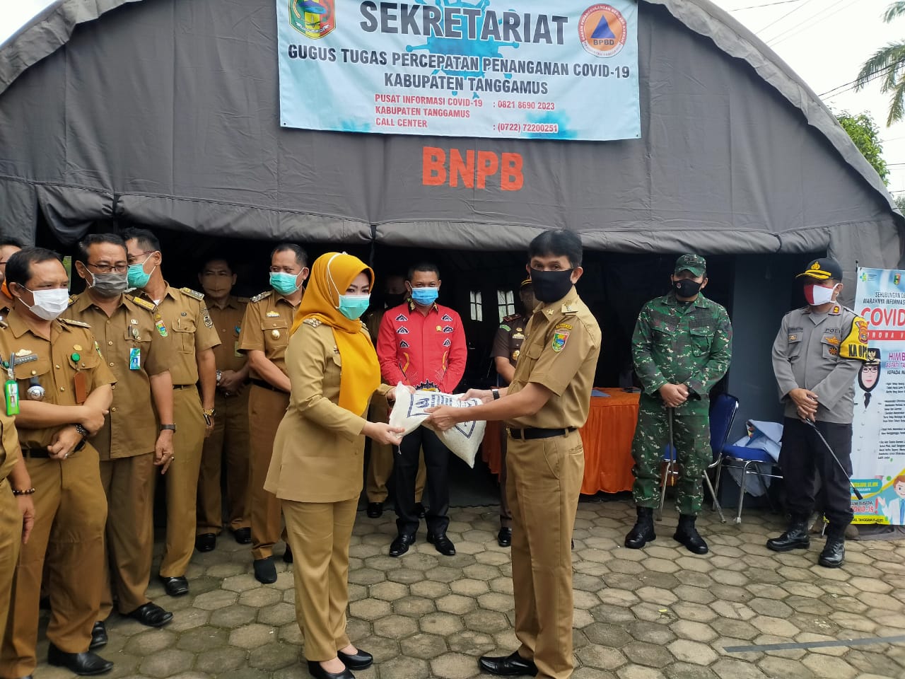 Bupati Salurkan Bantuan Beras Dari ASN Tanggamus