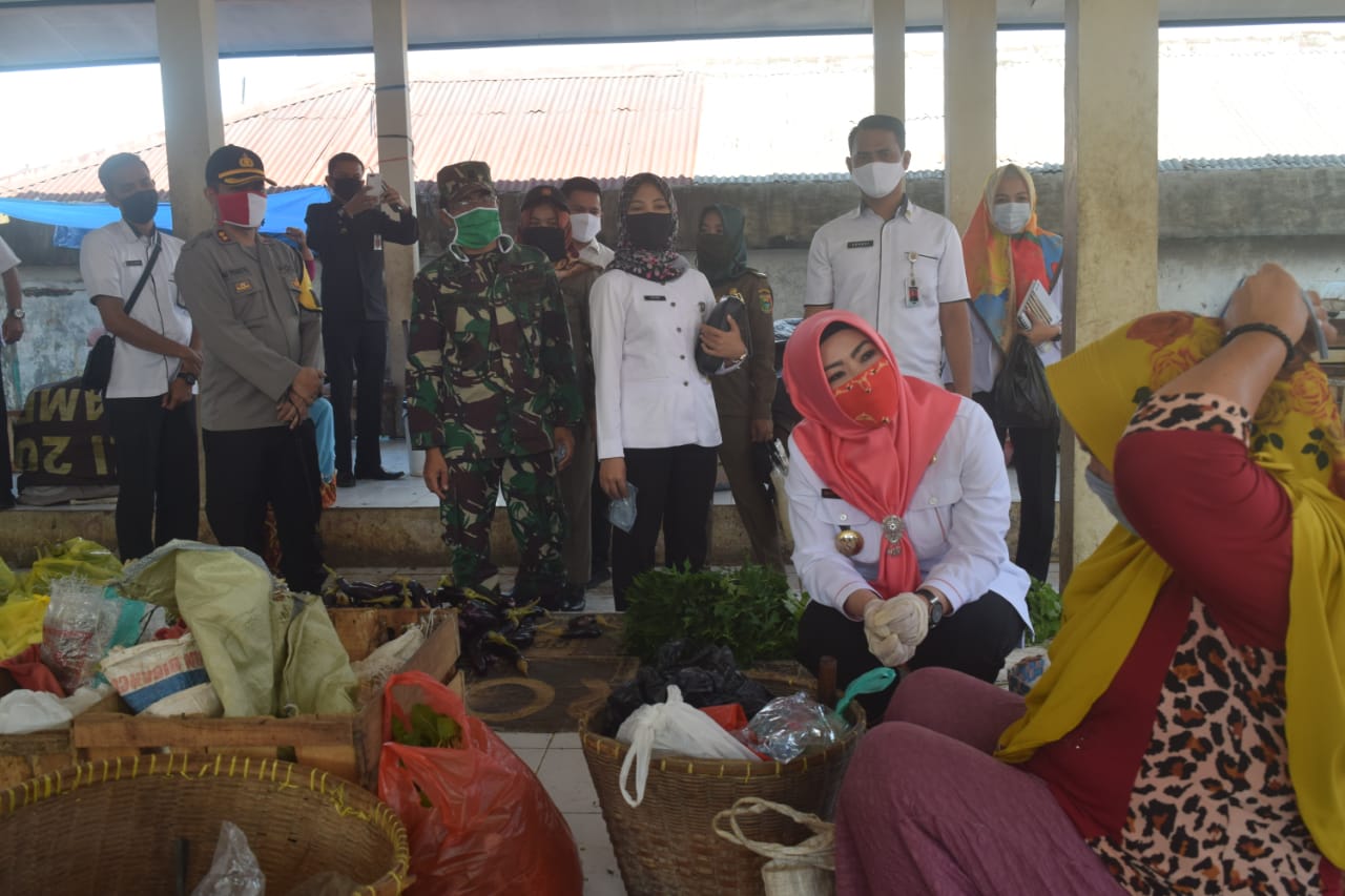 Bupati Keliling Pasar, Ingatkan Warga Pakai Masker dan Jaga Jarak