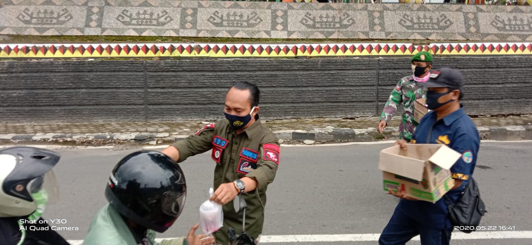 IWO Bersama Forkopimda Bagikan Masker dan Takjil