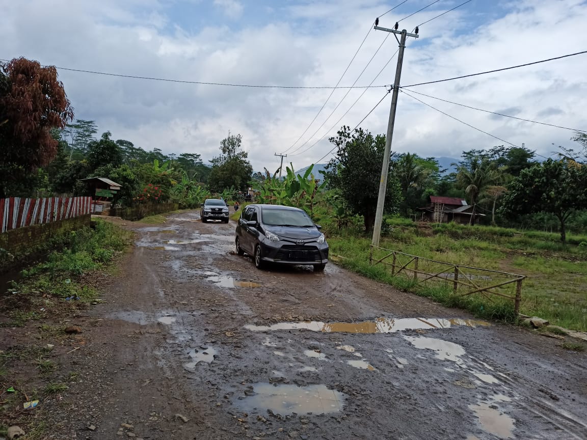 Warga Ulubelu Minta Perbaikan Jalan Dilanjutkan