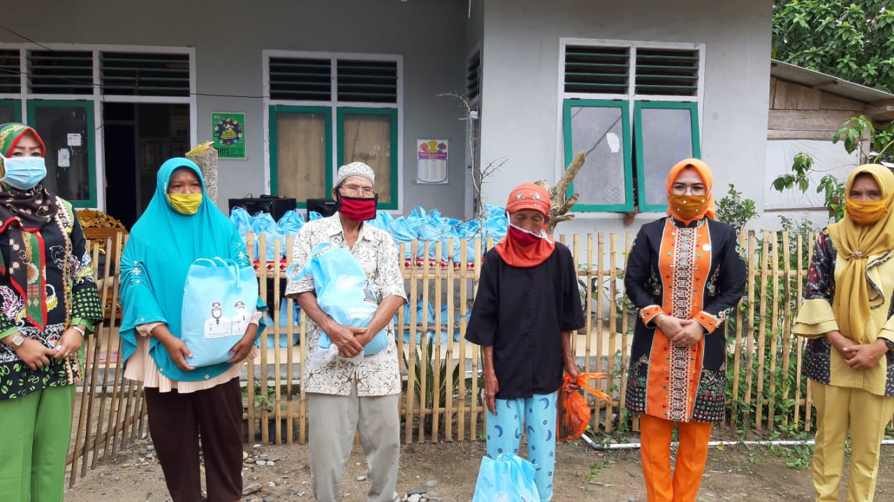 Kunjungi Karang Brak, PKK Tanggamus Bagikan Sembako