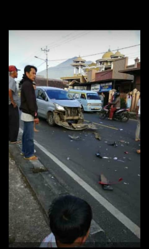 Coba Menyalip, Braak, Xenia Tabrak Dua Motor