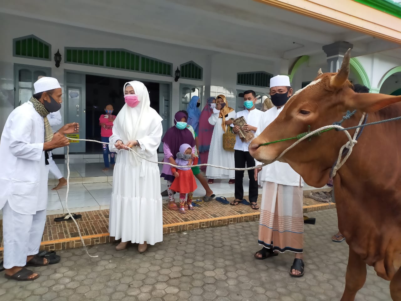 Bupati Salat Idul Adha di Masjid Al-Kautsar dan Serahkan Kurban Satu Ekor Sapi