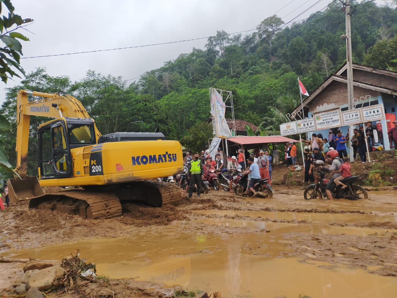 Tim Gabungan Berjibaku Bersihkan Material Longsor