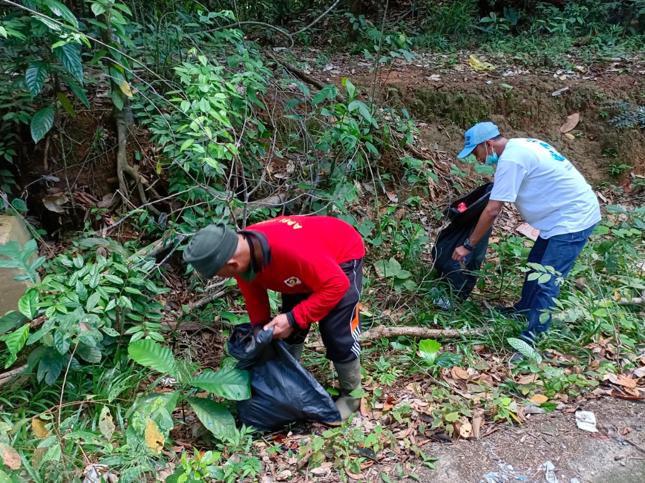 Peringati HKAN, Bersihkan Sampah Disekitar Kawasan