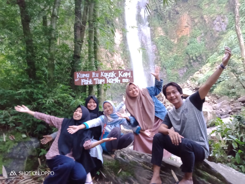 Mahasiswa KKN Pasang Spot Foto di Wisata Air Terjun Lembah Pelangi