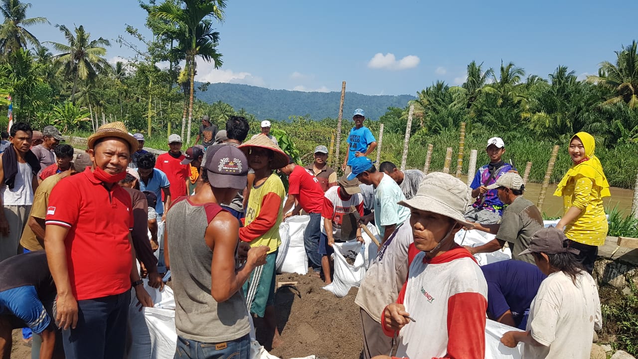 Warga, Camat dan Anggota Dewan Gotong-royong Perbaiki Tanggul Jebol