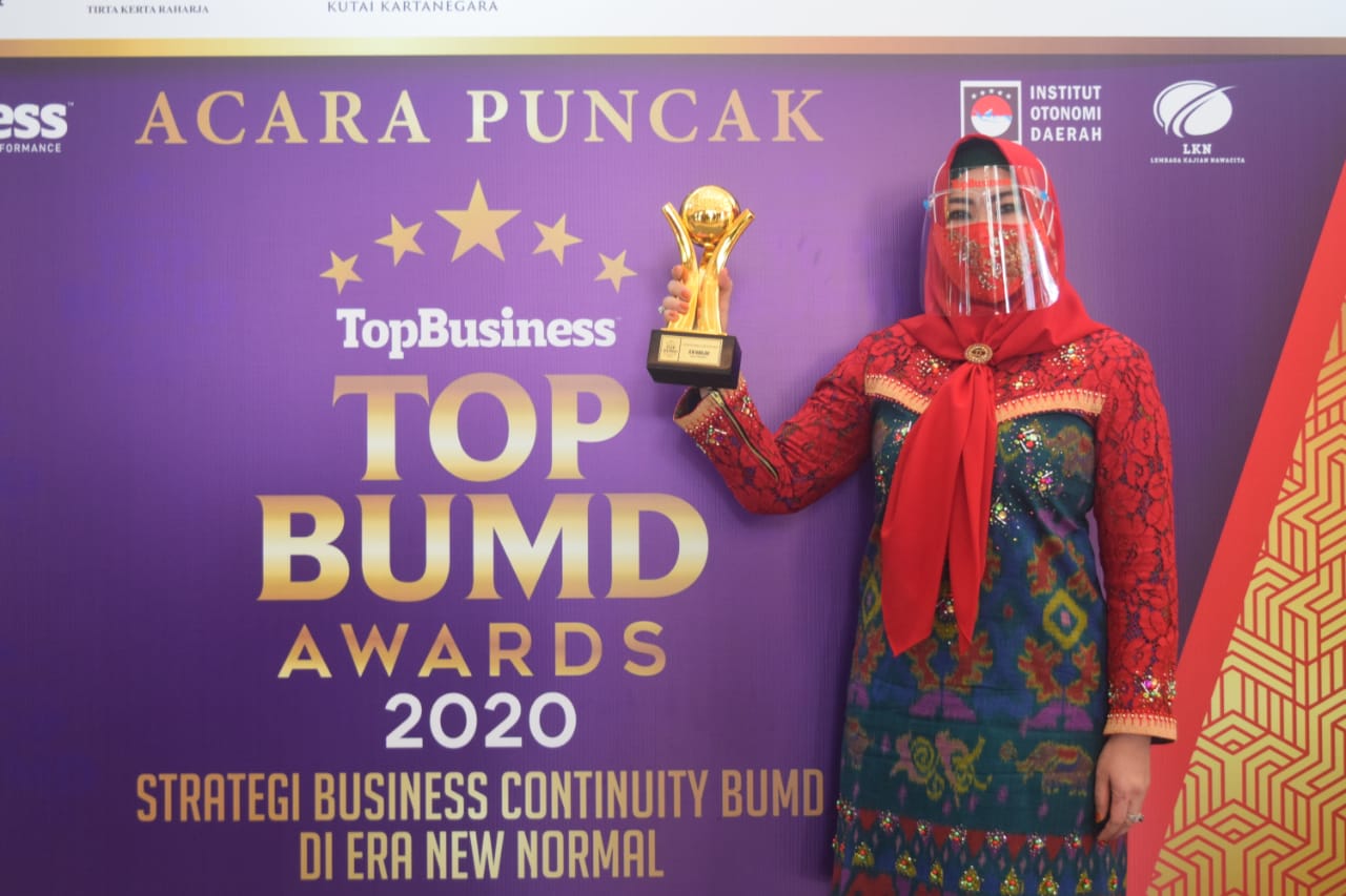 Bunda Dewi Raih Penghargaan Top Pembina BUMD 2020