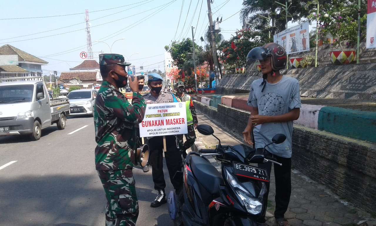 Disiplinkan Masyarakat, TNI-POLRI Razia Masker