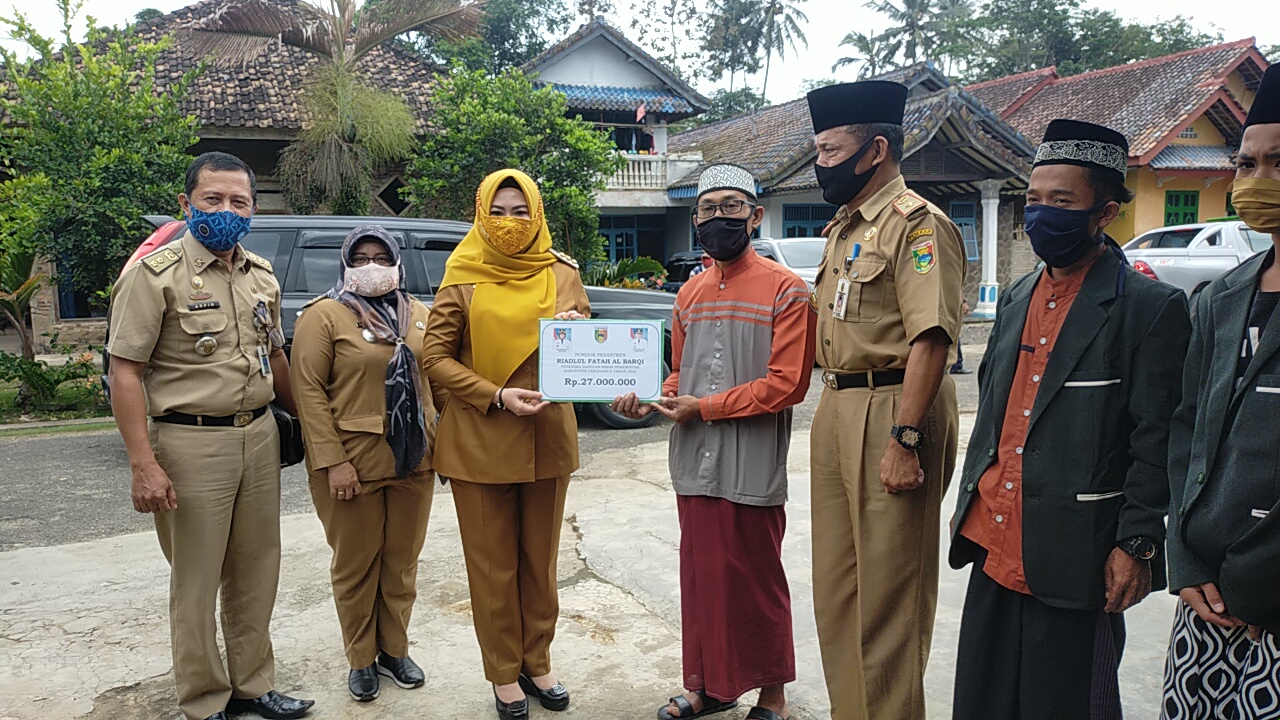 Silahturahmi Keliling Ponpes, Bupati Serahkan Bantuan