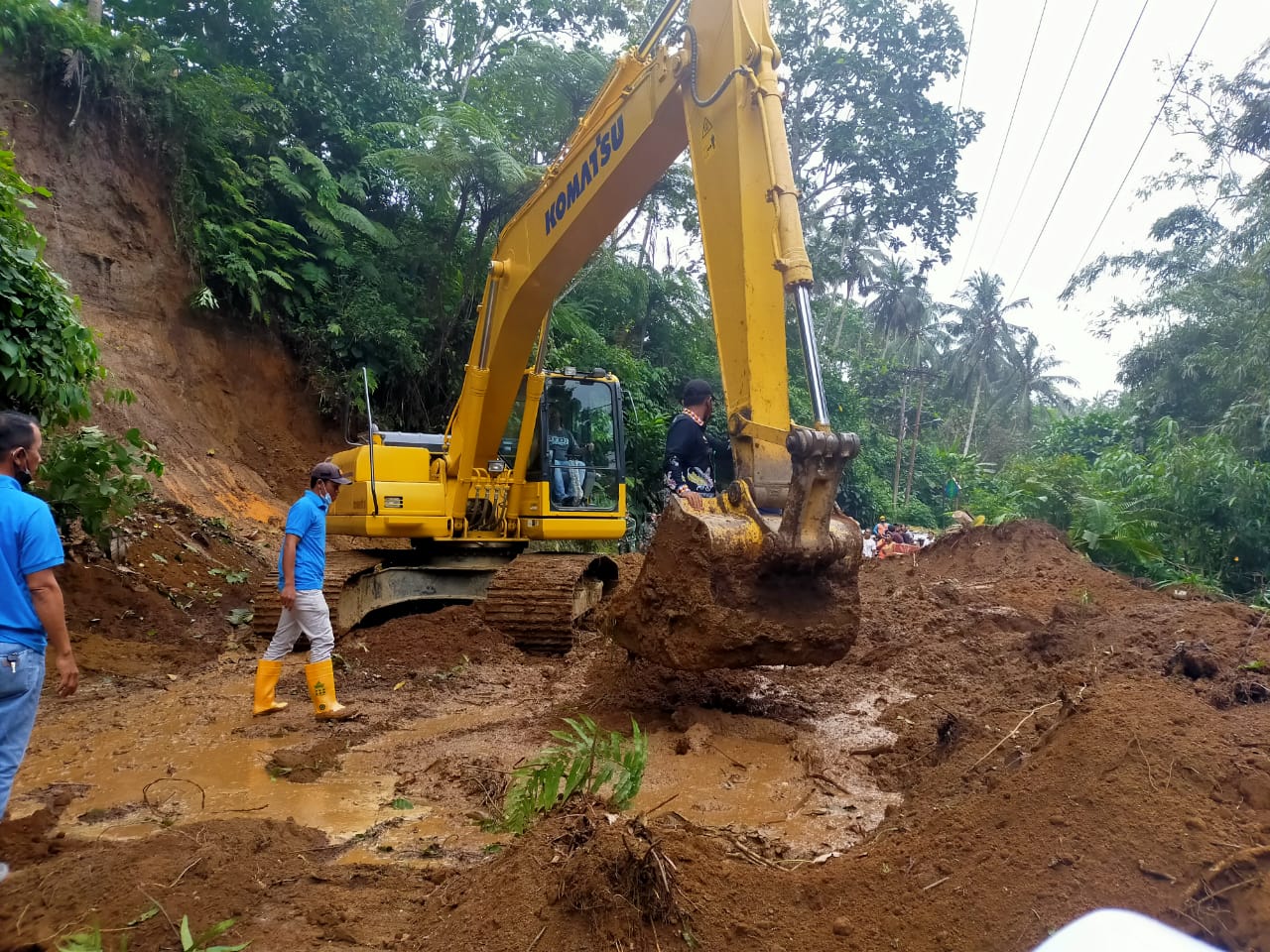 Bersihkan Material Longsor Batu Keramat, Eksavator dan Damkar Diterjunkan