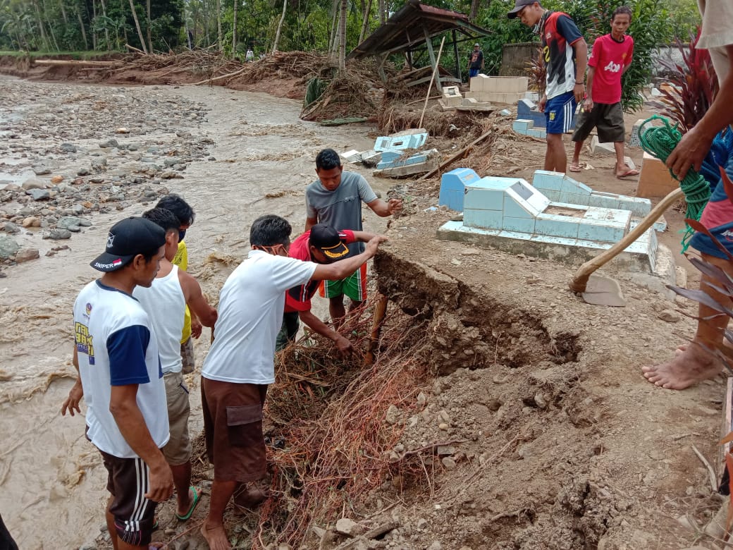 Puluhan Makam Tersapu Banjir Bandang