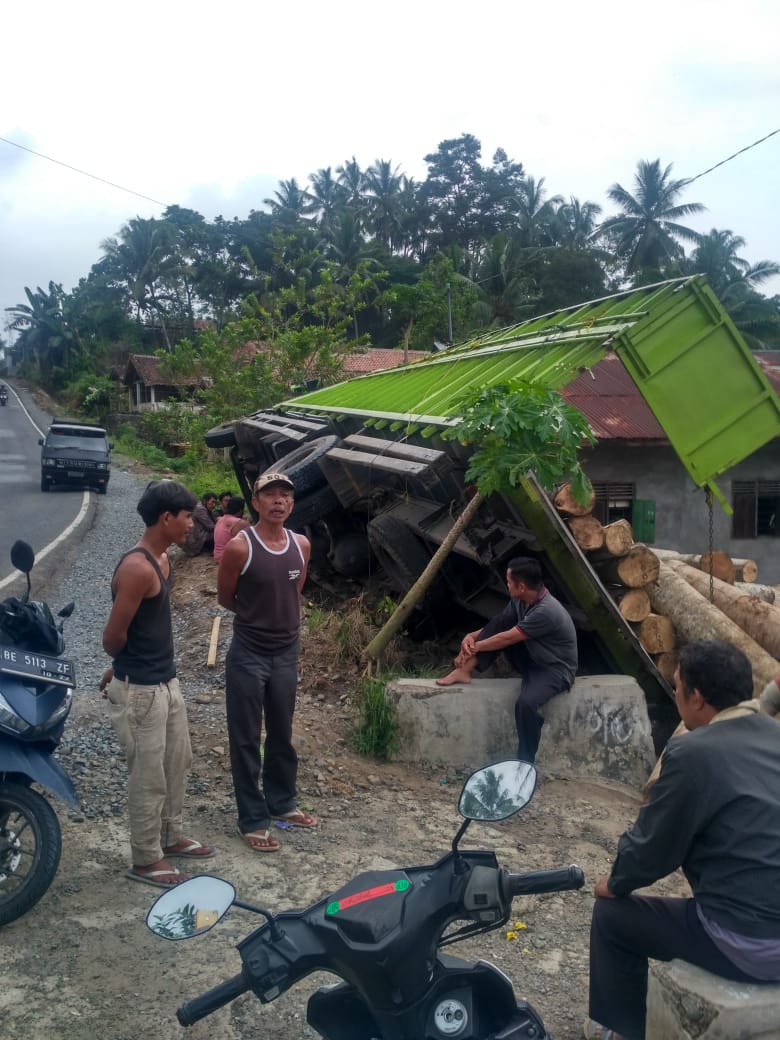 Truk Sarat Muatan Terguling Gusruk Rumah