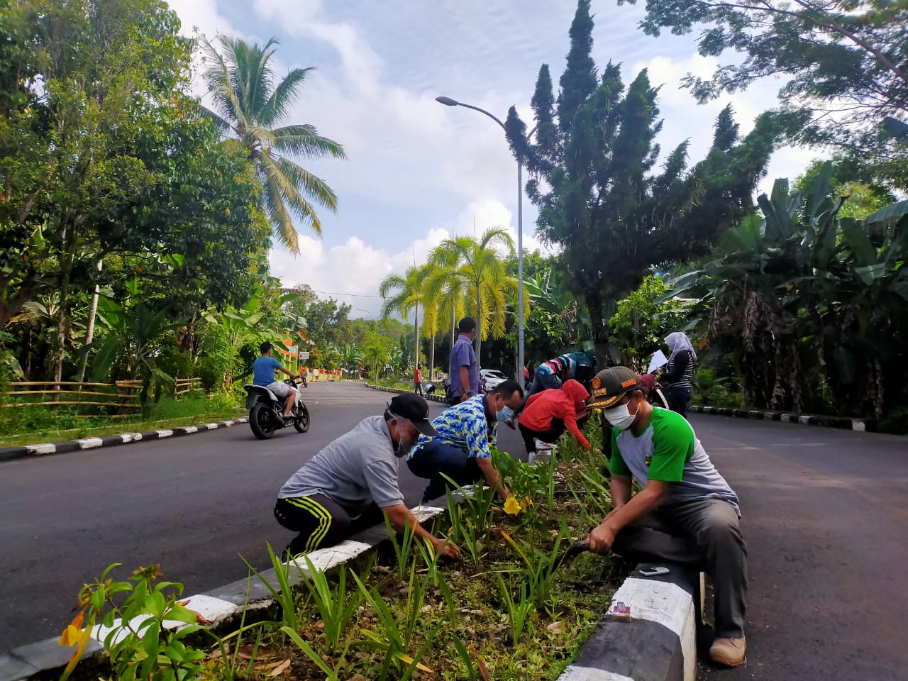 Aparat Kecamatan Kotaagung Gotong royong bersihkan Jalur Islamic Center