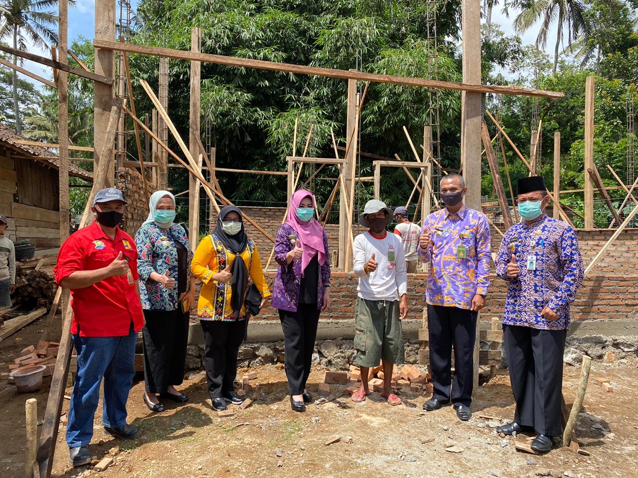 Bupati Tinjau Pelaksanaan Bedah Rumah Di Gisting