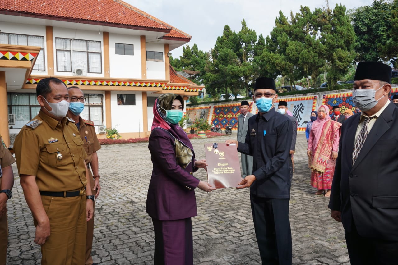 80 PNS Terima Penghargaan Satya Lancana Karya Satya