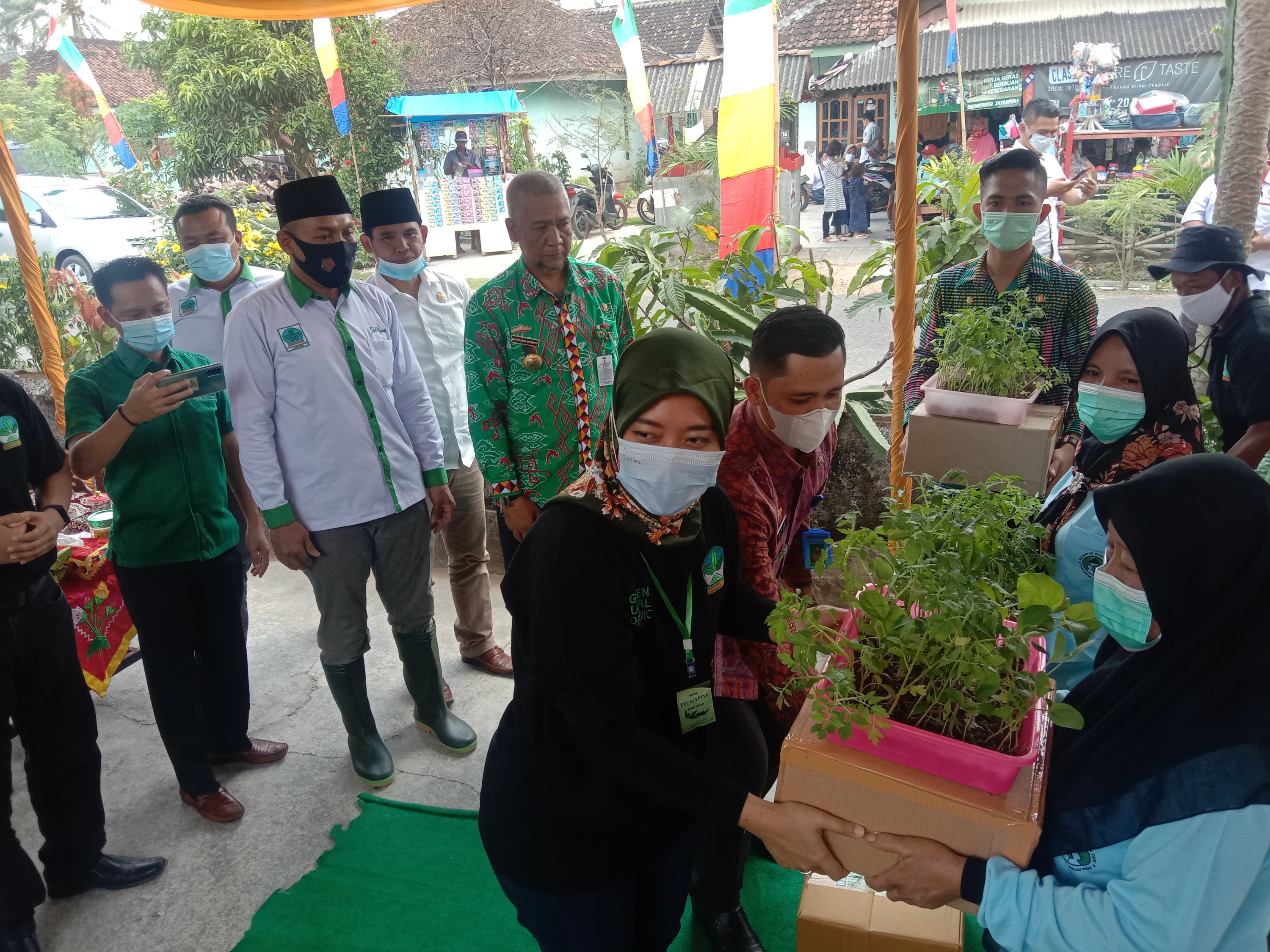 Hadiri Panen Raya, Nunik Berikan Bantuan Paket Tanaman