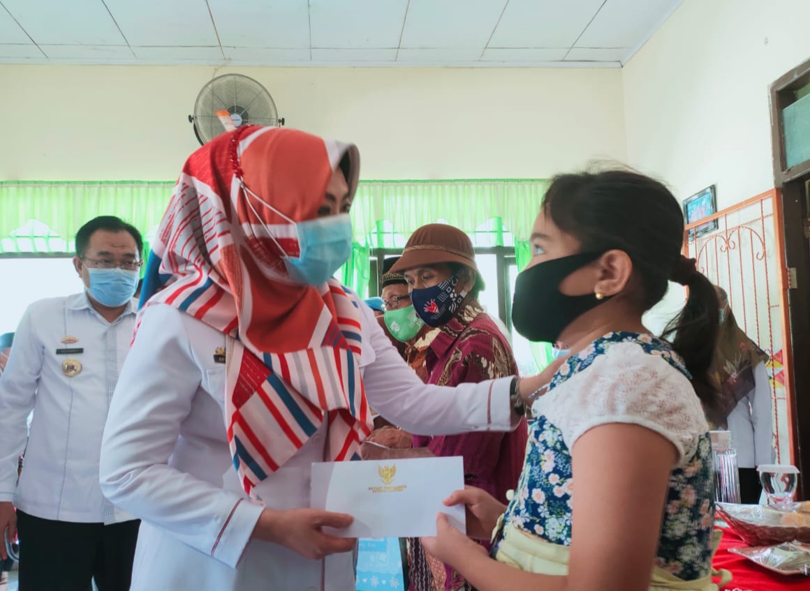 Bupati Berikan Bantuan Bagi Lansia, Disabilitas dan Anak Terlantar