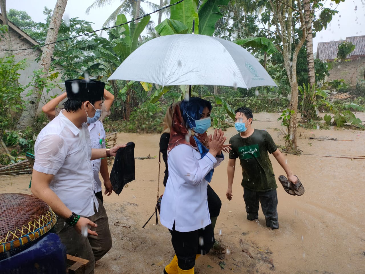 Bunda Dewi Kunjungi Korban Banjir di Bulok