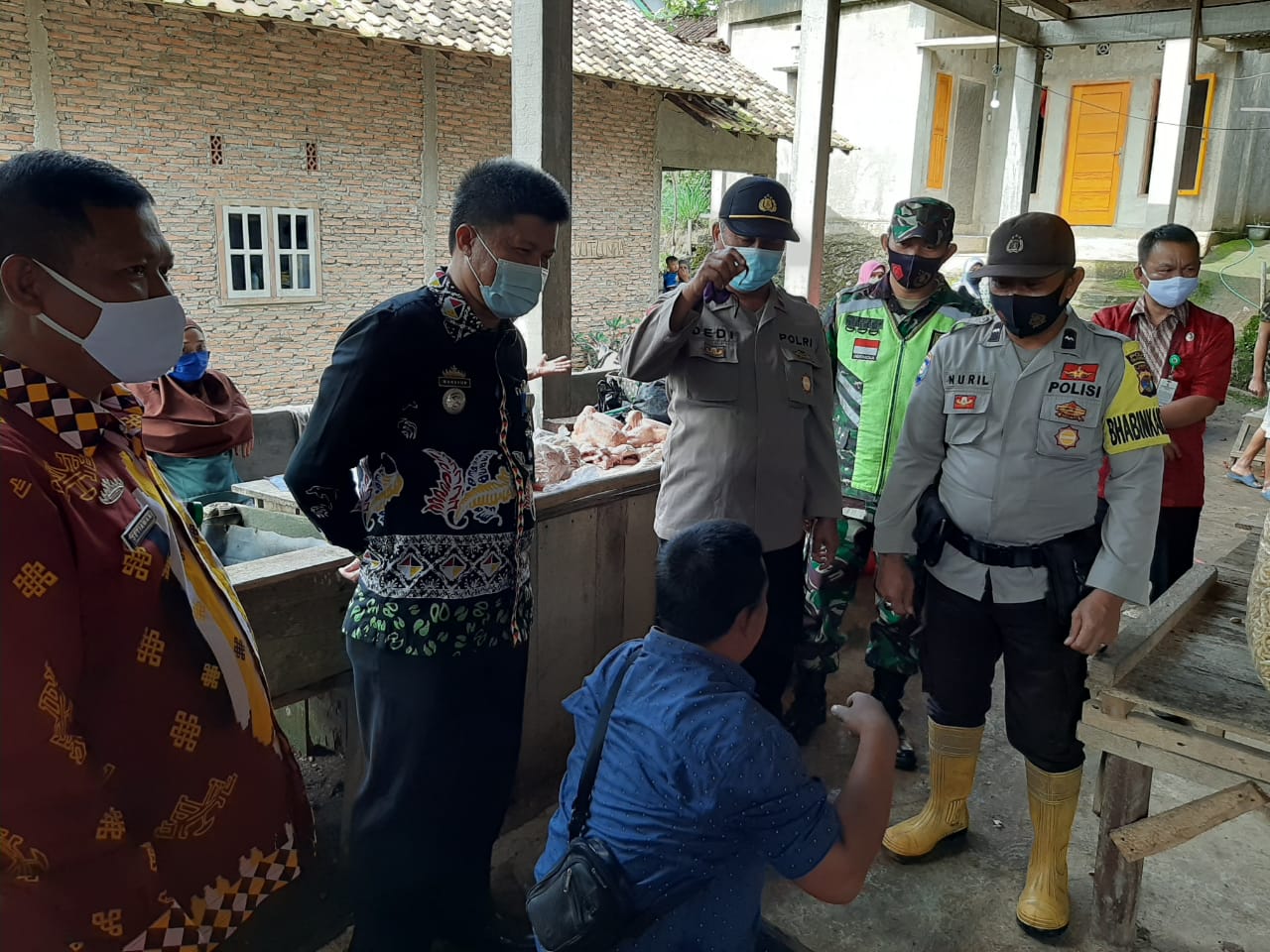 Hukuman Bagi Pelanggar Prokes, Menyapu Pasar hingga Menyanyikan Lagu Nasional