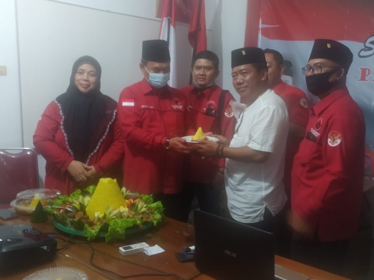 HUT PDI-P Bagi-bagi Tumpeng