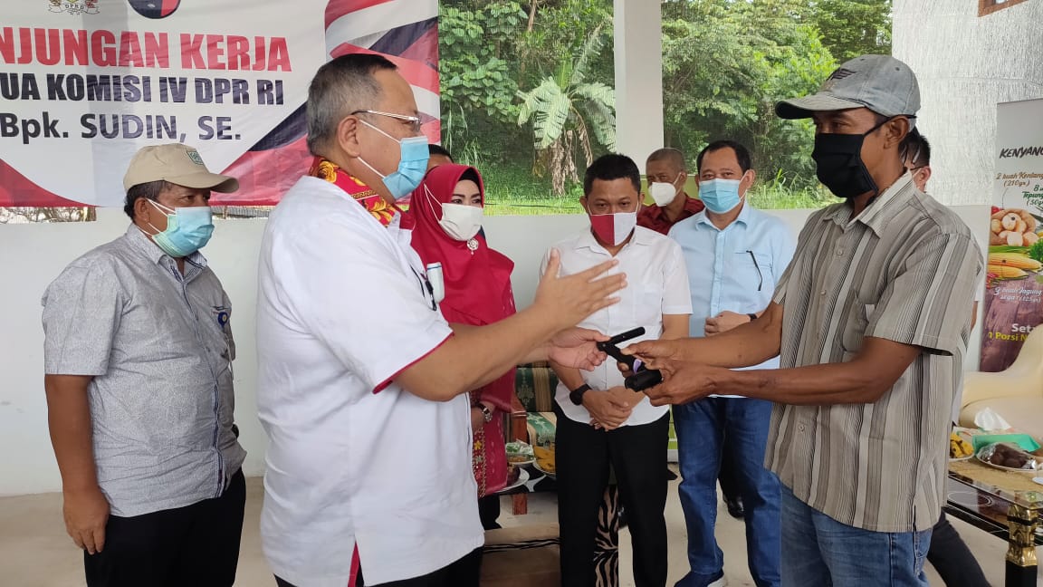 Ketua Komisi IV DPR RI dan Bupati Serahkan Bantuan Alsintan