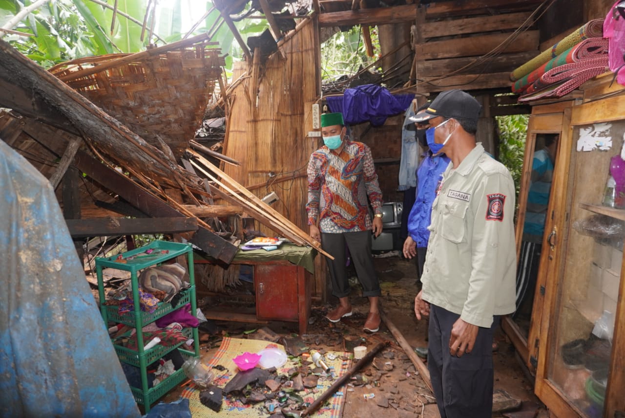 Angin Kencang, Brakk,. Pohon Timpa Rumah