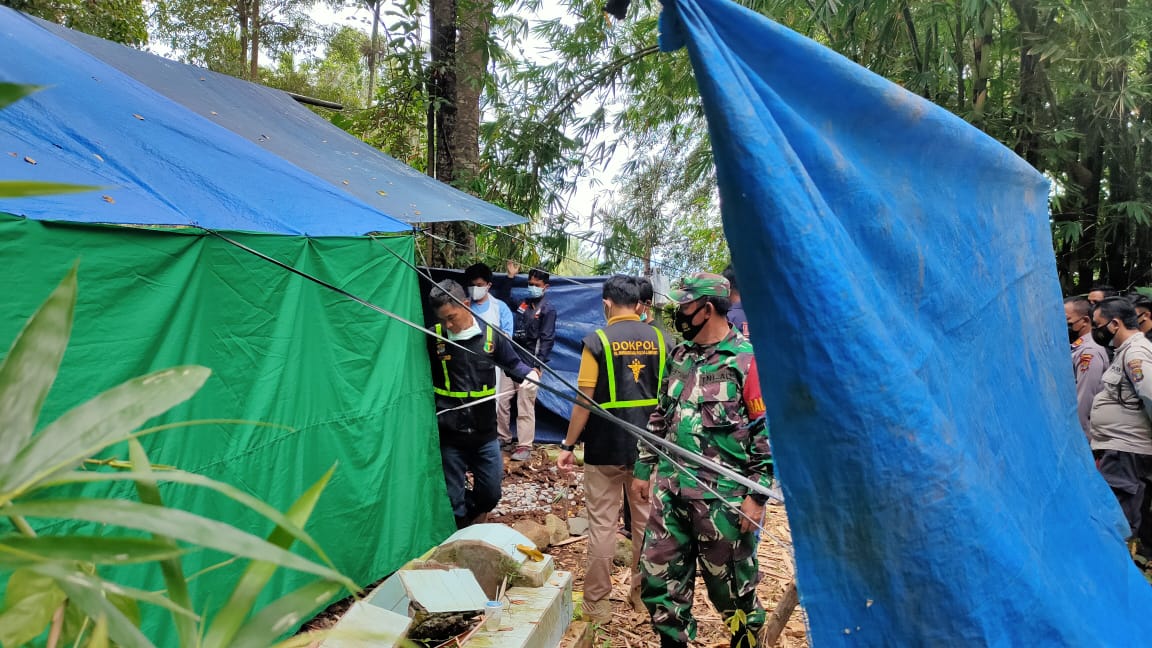 Makam Aceng dibongkar, Tim Forensik Lakukan Autopsi