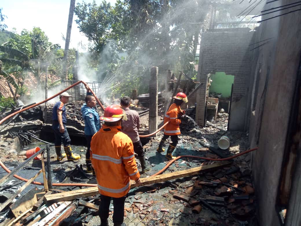 Api Sambar Jeriken BBM, Rumah Wahyudin Terbakar