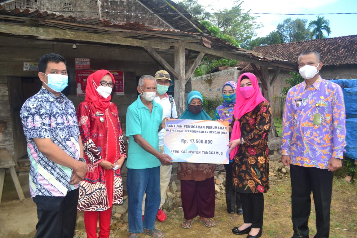 Bunda Dewi Serahkan Bantuan Bedah Rumah di Pekon Sukaraja