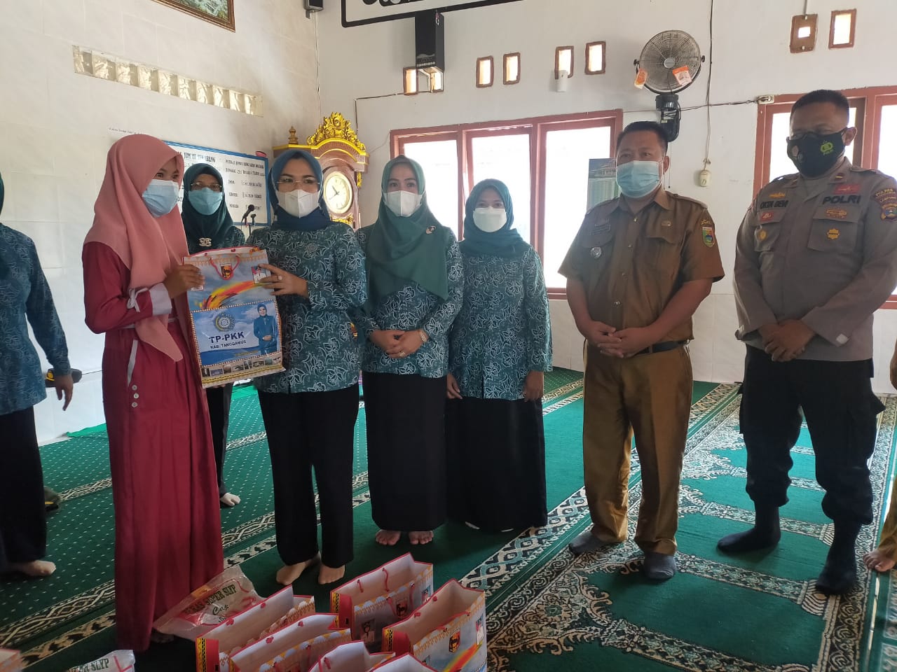 TP PKK Bagikan Paket Sembako Bagi Anak Yatim Piatu