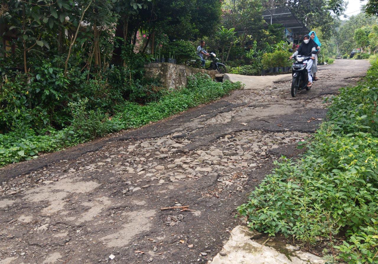 Jalan Menuju Air Terjun Makkuyana Rusak