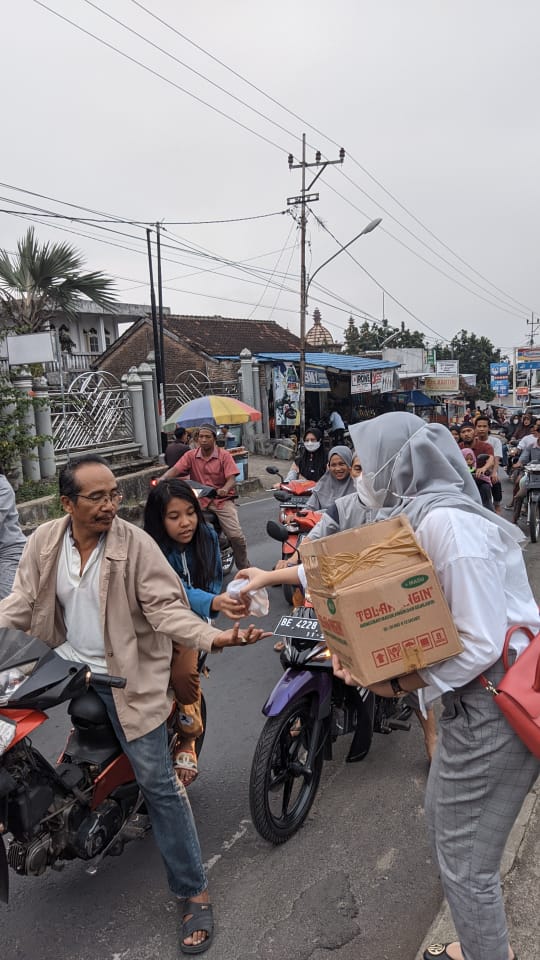 IMMAT Bagikan Ratusan Takjil dan Masker