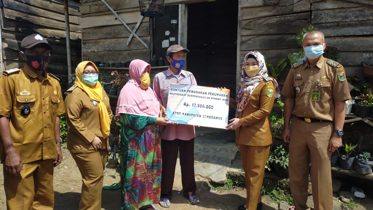 Disela Pemberian Bantuan Bedah Rumah, Bupati Minta Masyarakat Disiplin Prokes