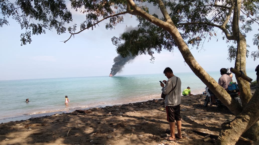 Pakai Alat Tangkap Meresahkan, Nelayan Pancing Bakar KM Sekar Tanjung