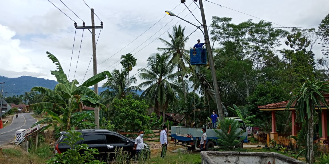 Gunakan Sky Lift, Dishub Perbaiki LPJU Sanggi