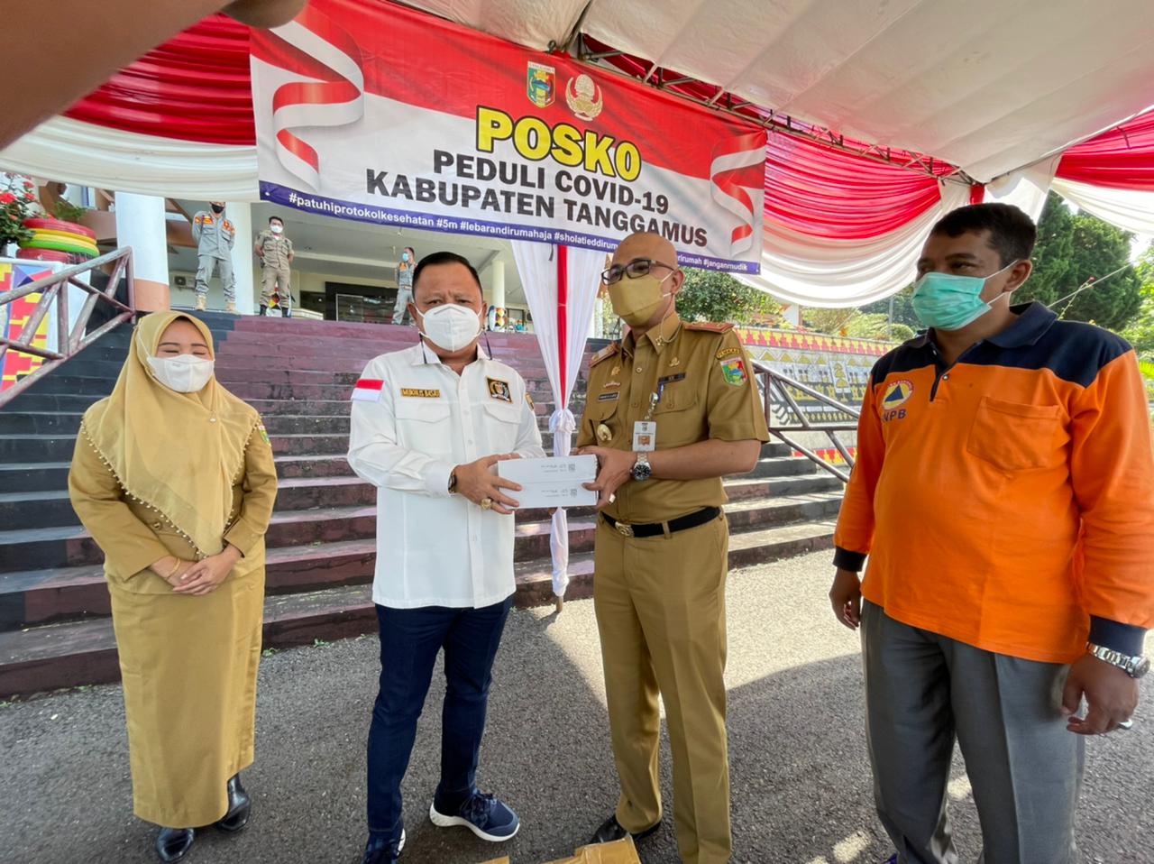 Aleg DPRD Lampung Mukhlis Basri Serahkan Bantuan Vitamin C Untuk Pasien Isoman