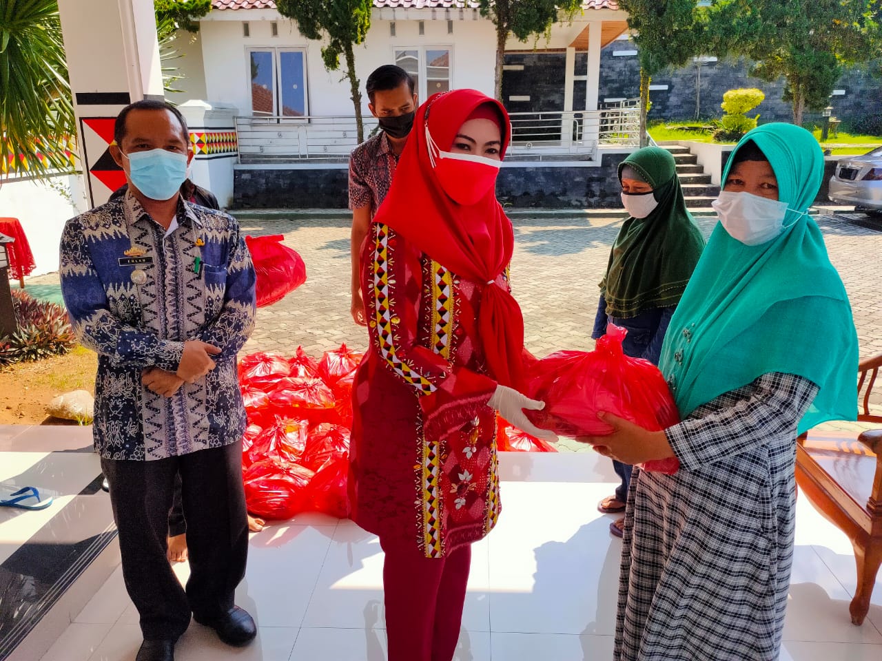 Bupati Beri Bantuan Untuk Petugas Kebersihan