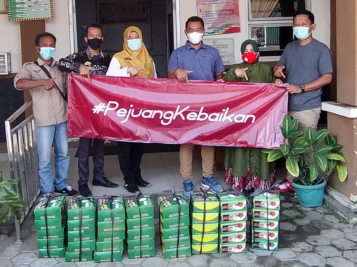 Pejuang Kebaikan, Bagikan Paket Makan Siang Sehat Untuk Nakes