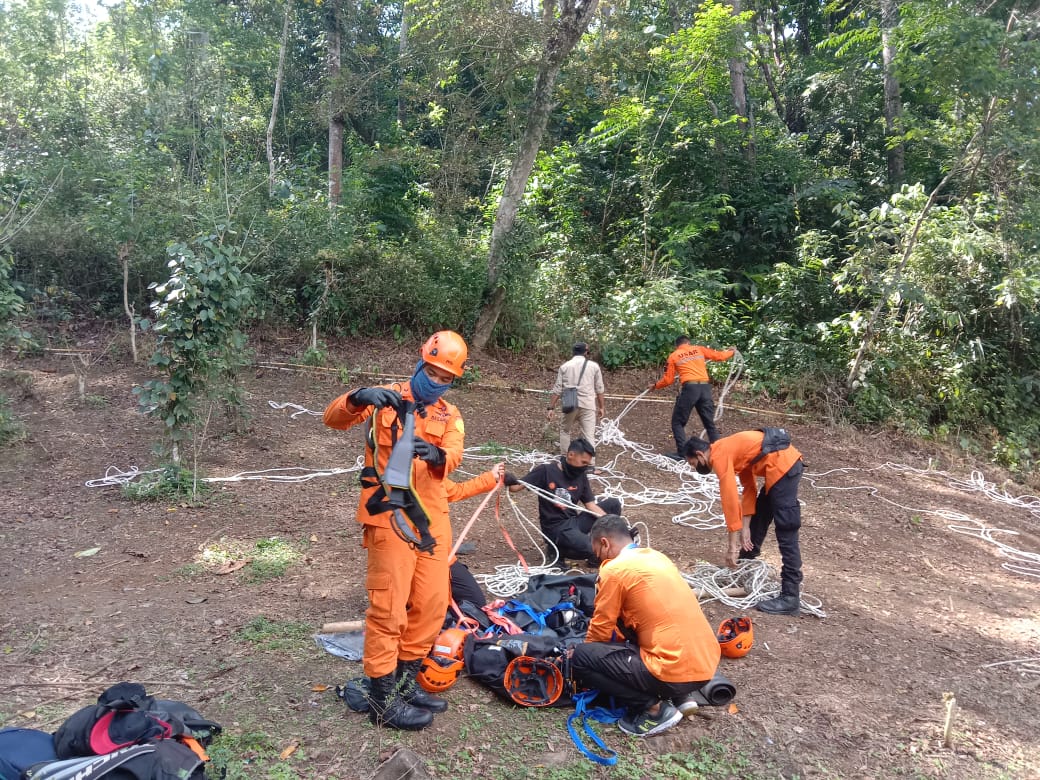 11 Personel Basarnas Latihan Evakuasi Ketinggian