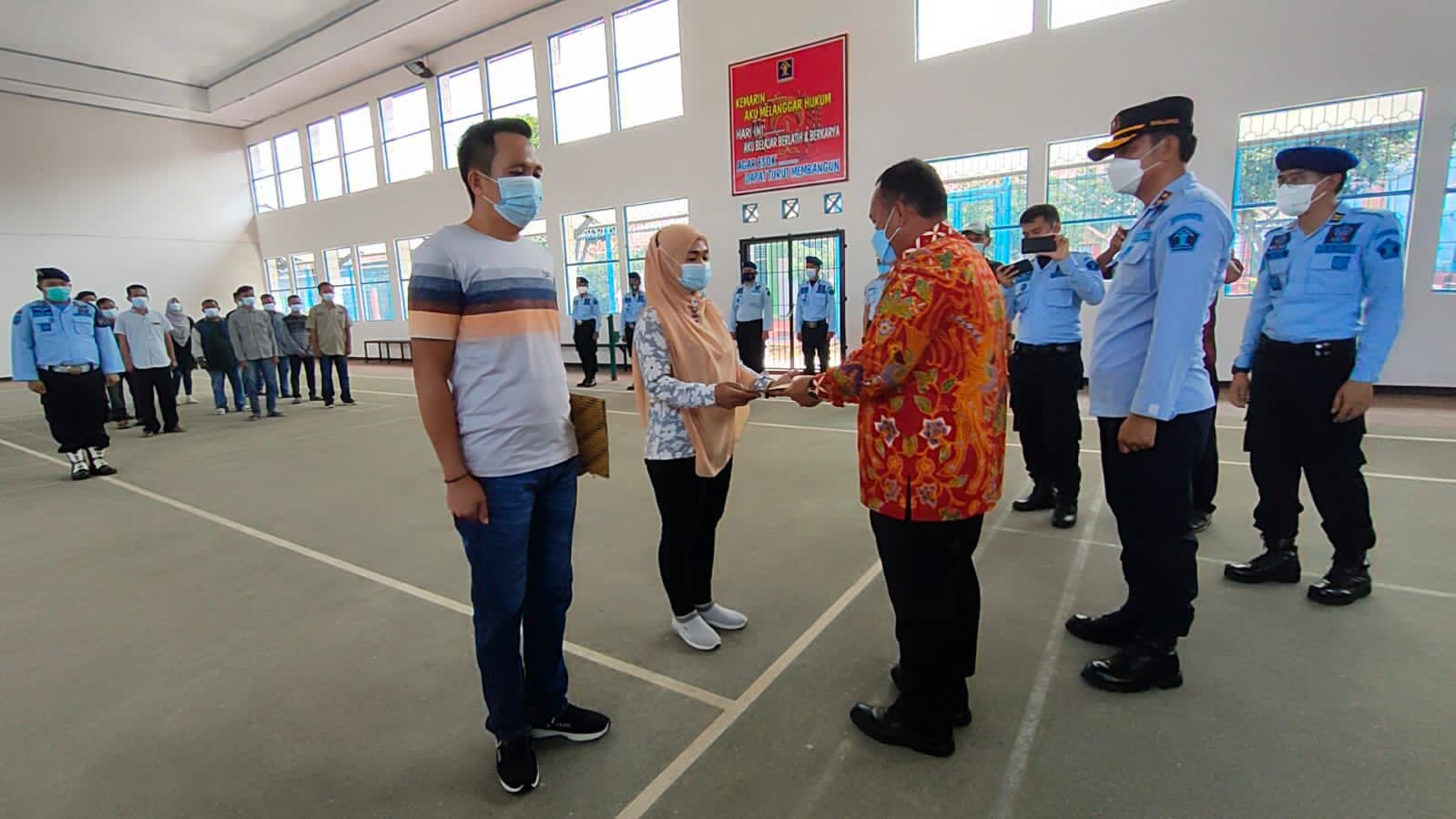 Dapat Asimilasi, 12 Napi Lapas Kotaagung Dibebaskan