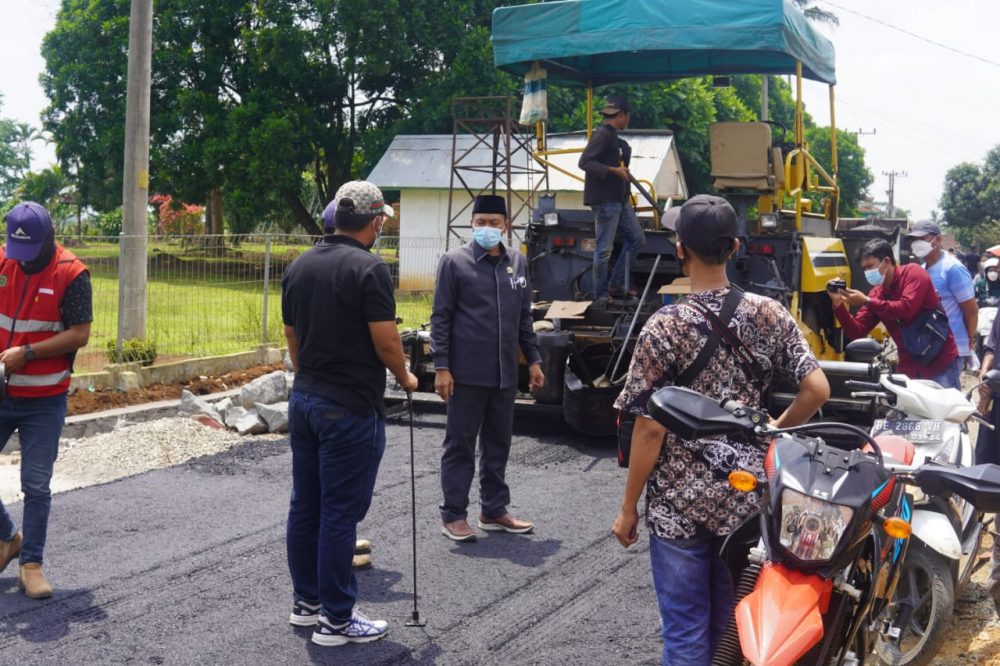 Agar Tidak Asal Jadi, Irsi Jaya Pantau Pekerjaan Hotmix Jalan Batubedil-Airbakoman