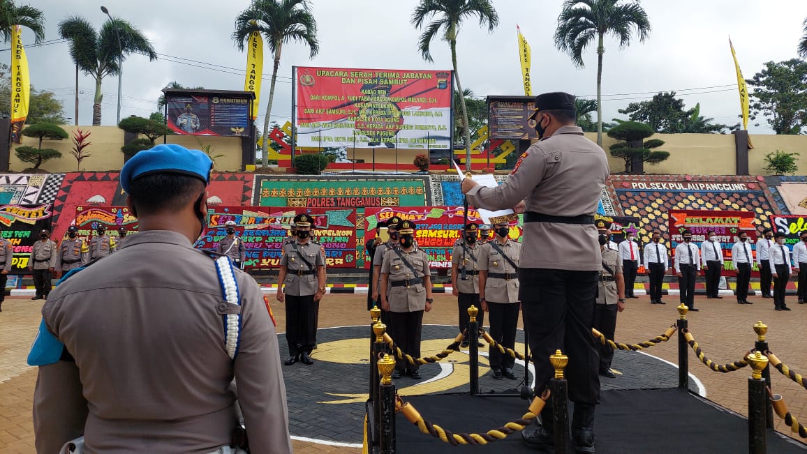 Jabatan Kabagren, Kasatintelkam dan Dua Kapolsek Diserahterimakan